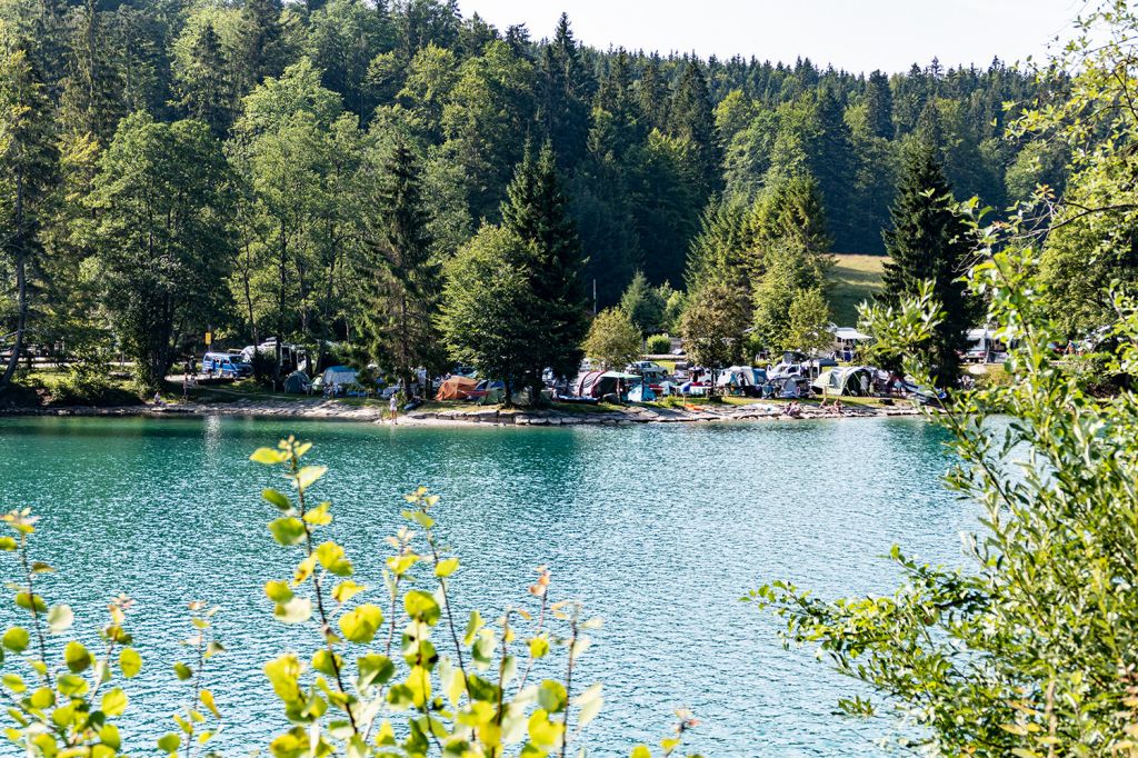 Camping am Walchensee - Direkt am Seeufer schläft es sich gut im Sommer. - © alpintreff.de - Christian Schön